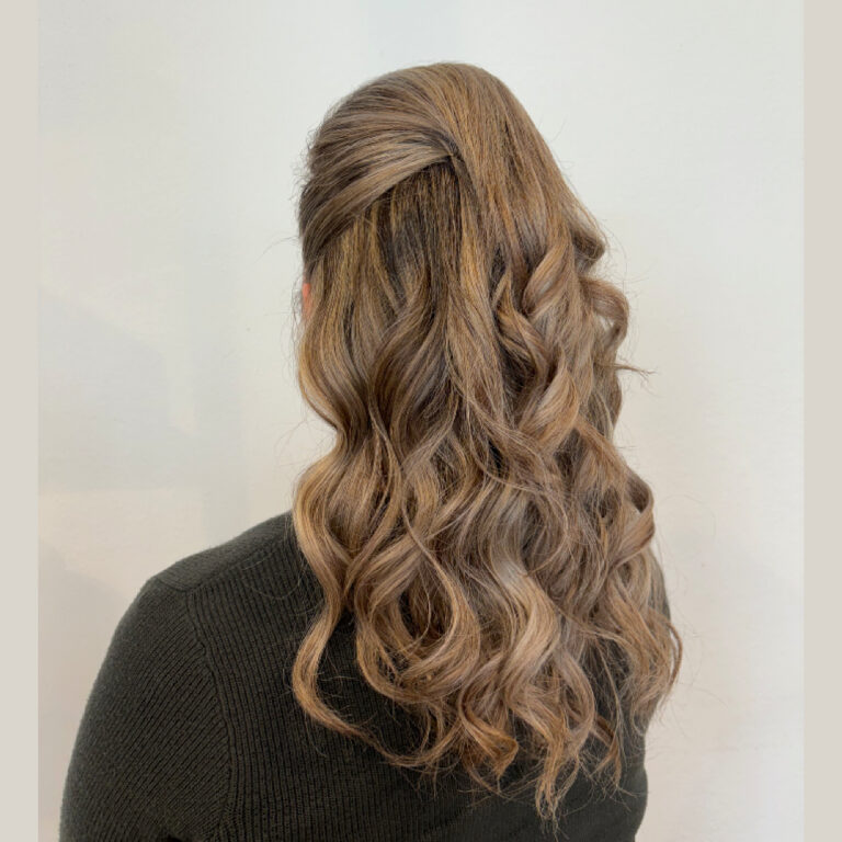 Salone Elisabetta, parrucchiera a Eraclea: primo piano vista da dietro dei capelli di una ragazza appena uscita dal Salone Elisabetta