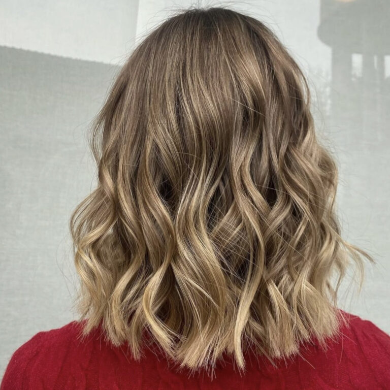 Salone Elisabetta, parucchiara a Eraclea: primo piano visto da dietro dei capelli dopo il Babylight