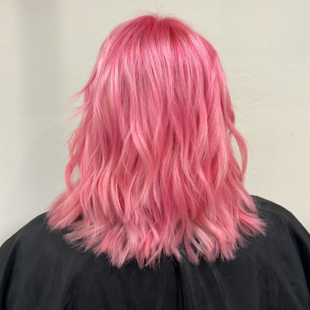 Salone Elisabetta, la tua parrucchiera a Eraclea: primo piano dei capelli visti dal dietro, di una clienta alla quale le hanno colorato i capelli di rosa.