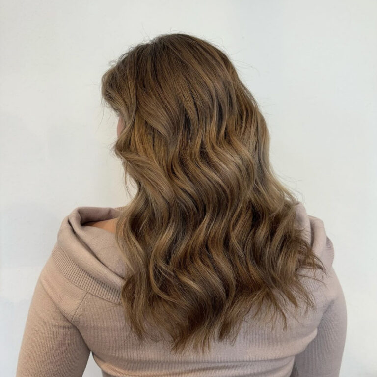 Salone Elisabetta, parrucchiera a Eraclea: primo piano vista da dietro dei capelli di una ragazza appena uscita dal Salone Elisabetta