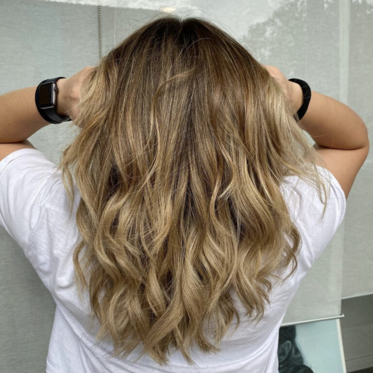 Salone Elisabetta, parrucchiera a Eraclea: primo piano vista da dietro dei capelli di una ragazza appena uscita dal Salone Elisabetta