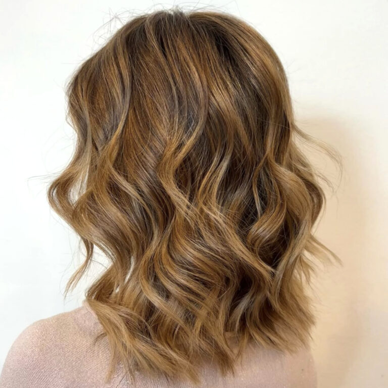 Salone Elisabetta, parrucchiera a Eraclea: primo piano vista da dietro dei capelli di una ragazza appena uscita dal Salone Elisabetta