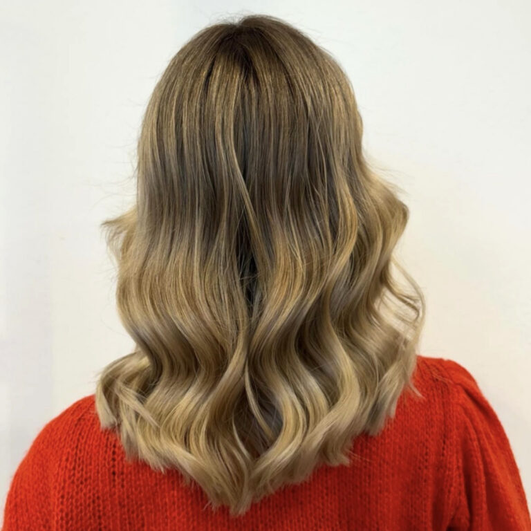 Salone Elisabetta, parrucchiera a Eraclea: primo piano vista da dietro dei capelli di una ragazza appena uscita dal Salone Elisabetta