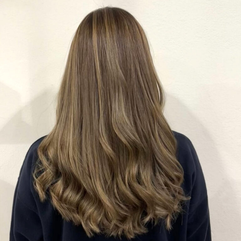 Salone Elisabetta, parrucchiera a Eraclea: primo piano vista da dietro dei capelli di una ragazza appena uscita dal Salone Elisabetta