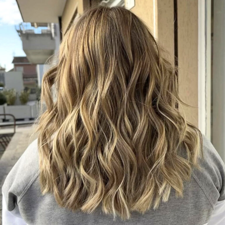 Salone Elisabetta, parrucchiera a Eraclea: primo piano vista da dietro dei capelli di una ragazza appena uscita dal Salone Elisabetta