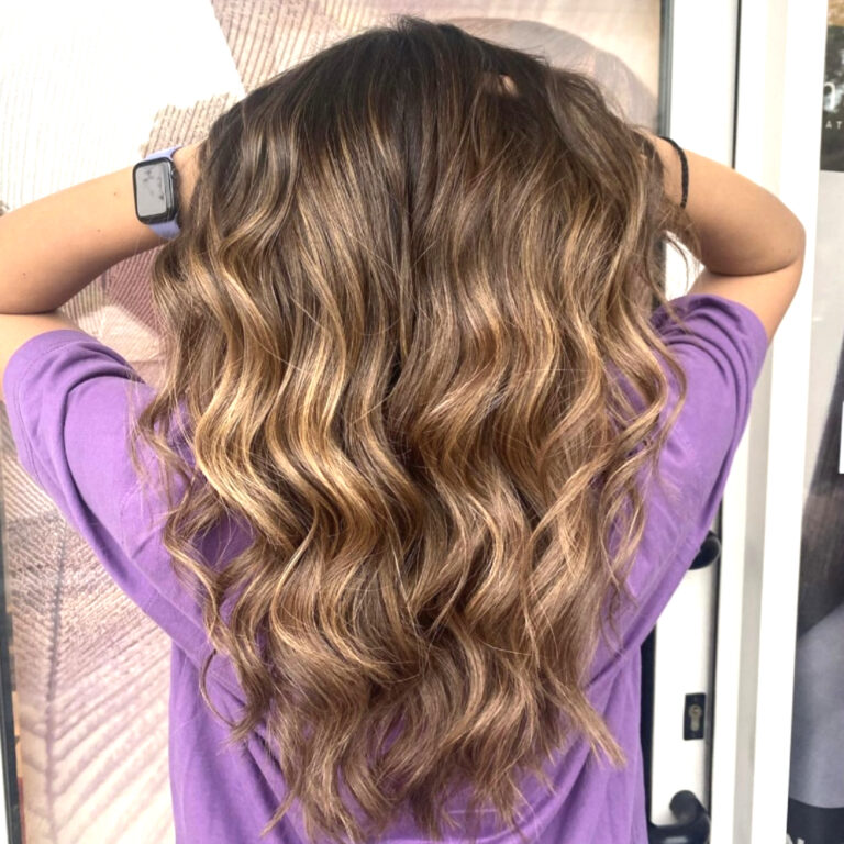 Salone Elisabetta, parrucchiera a Eraclea: primo piano vista da dietro dei capelli di una ragazza appena uscita dal Salone Elisabetta